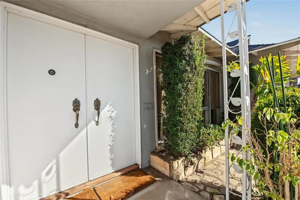 2122 Saticoy Pomona, CA 91767