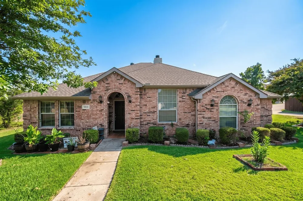 5818 Macgregor Drive Garland, TX 75043