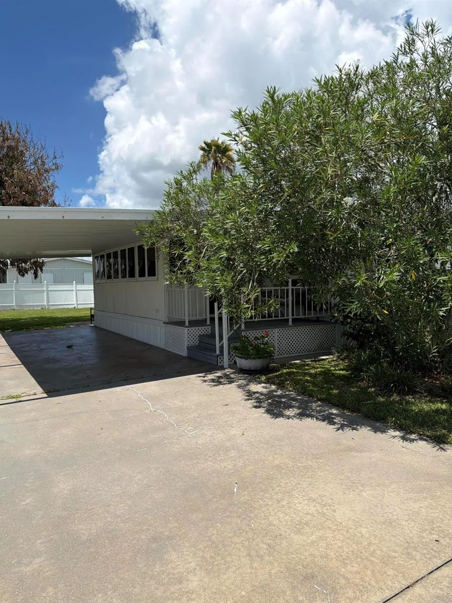 1601 U.S. 441 #134 Okeechobee, FL 34974