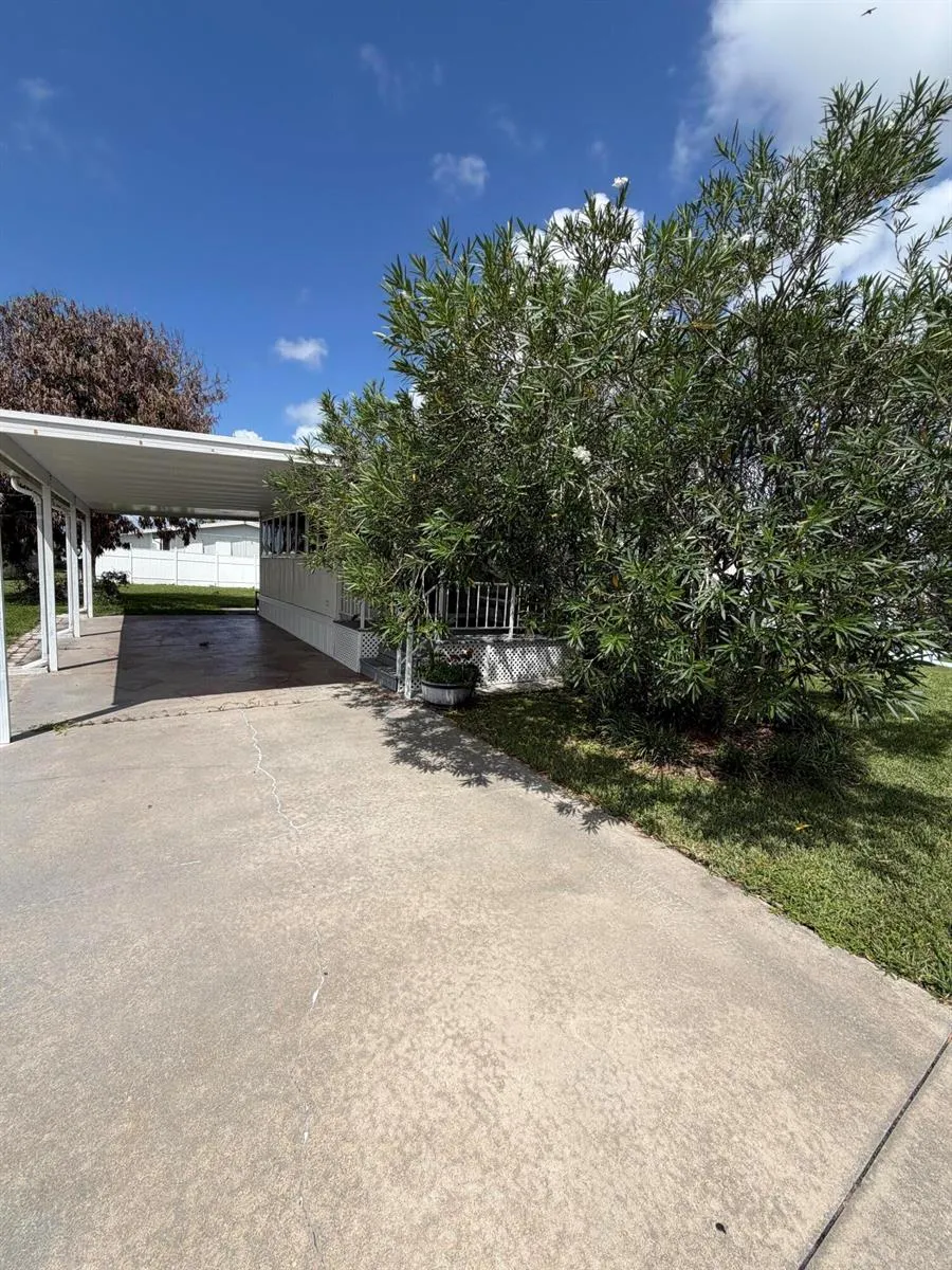 1601 U.S. 441 #134 Okeechobee, FL 34974