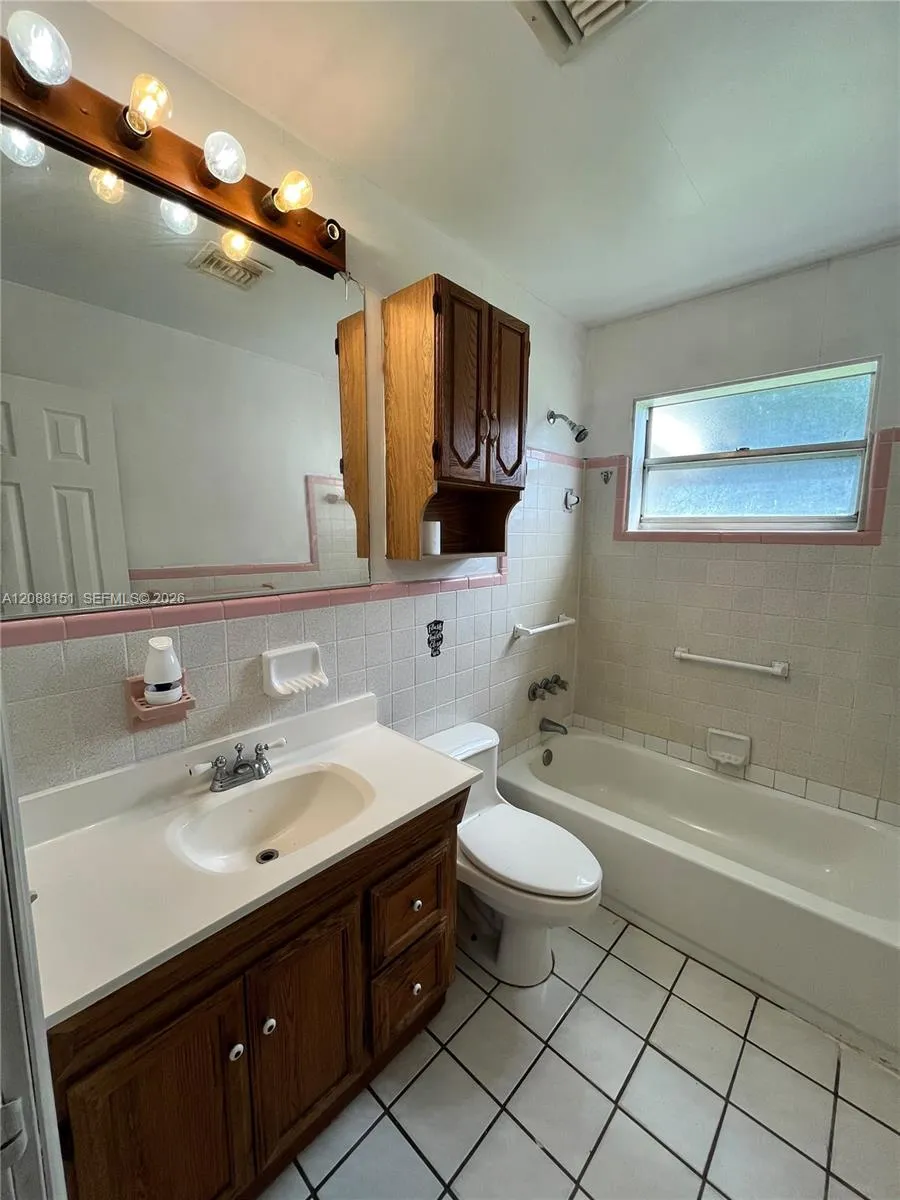 371 SW 67th Ter Pembroke Pines, FL 33023