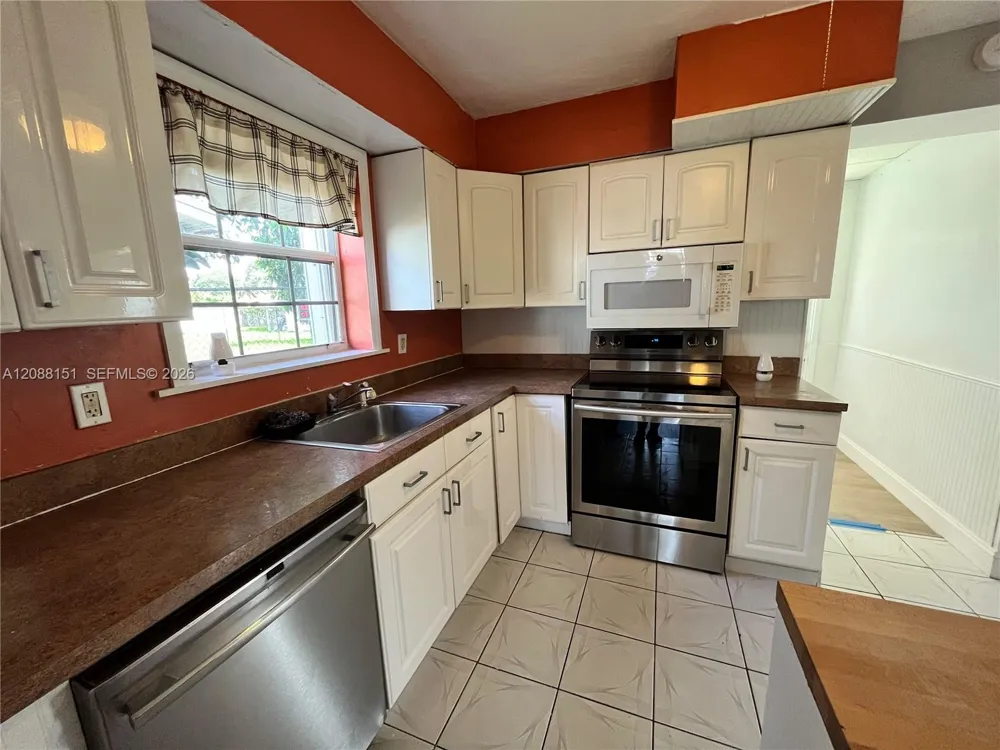 371 SW 67th Ter Pembroke Pines, FL 33023