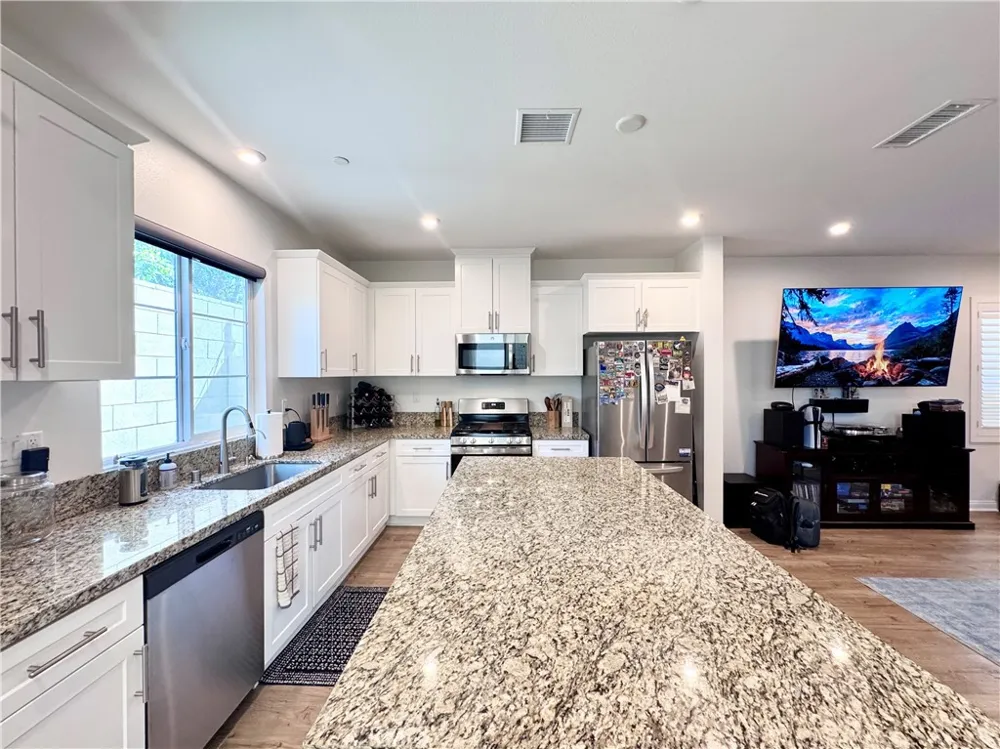 16066 Carrara Lane Fontana, CA 92336