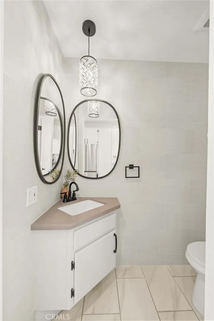2500 Abbot Kinney Boulevard #5 Venice, CA 90291