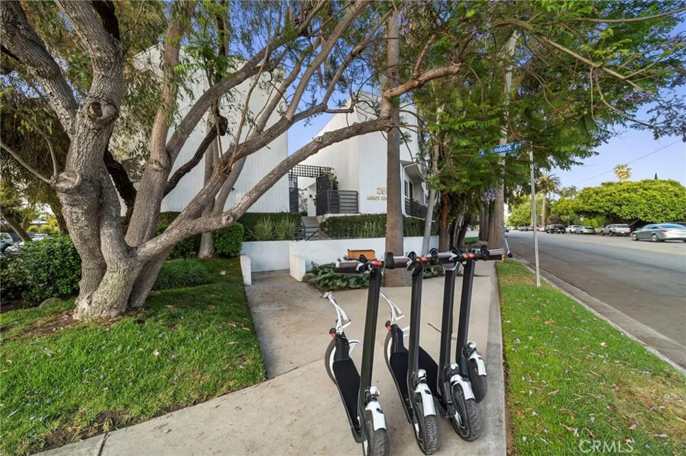 2500 Abbot Kinney Boulevard #5 Venice, CA 90291
