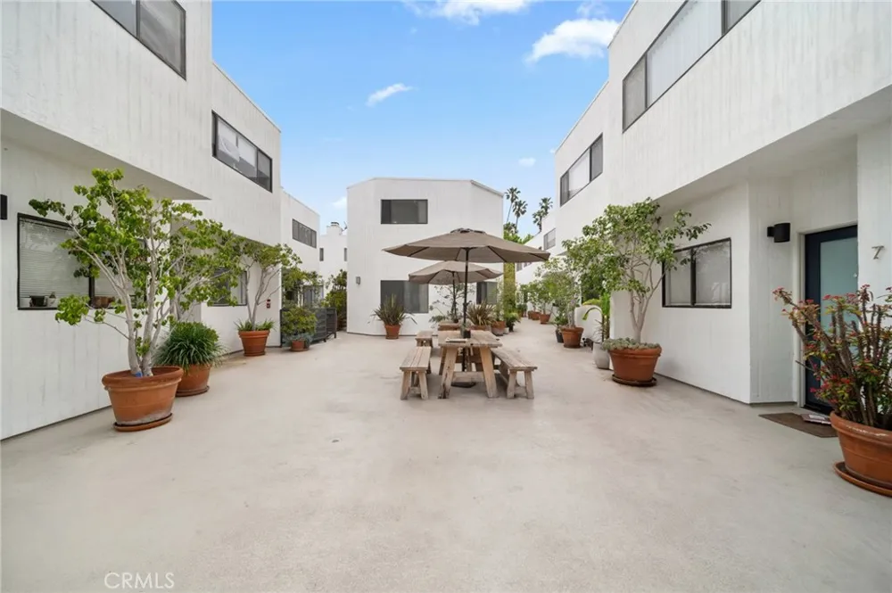 2500 Abbot Kinney Boulevard #5 Venice, CA 90291