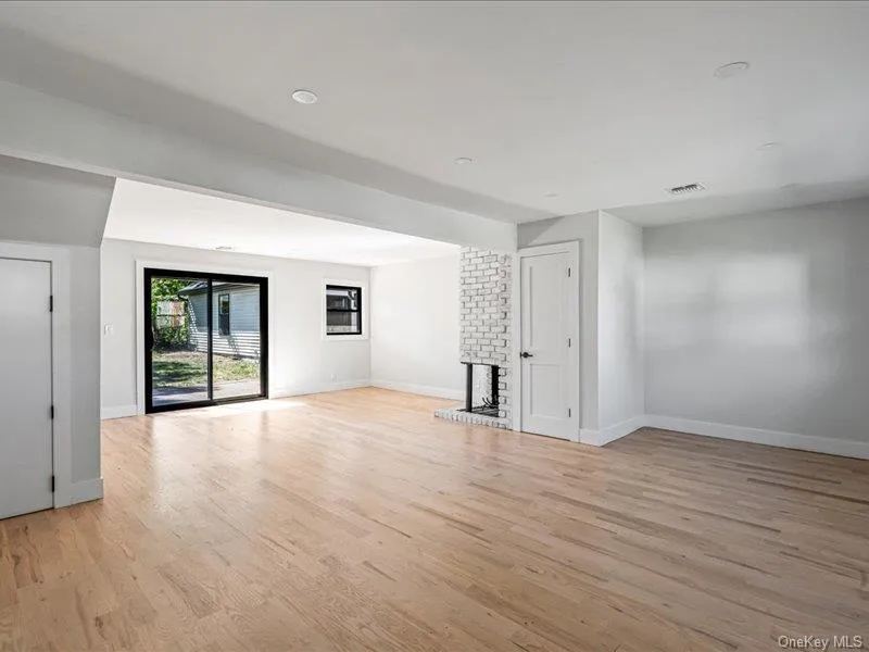 6 Slocum Avenue Port Washington, NY 11050