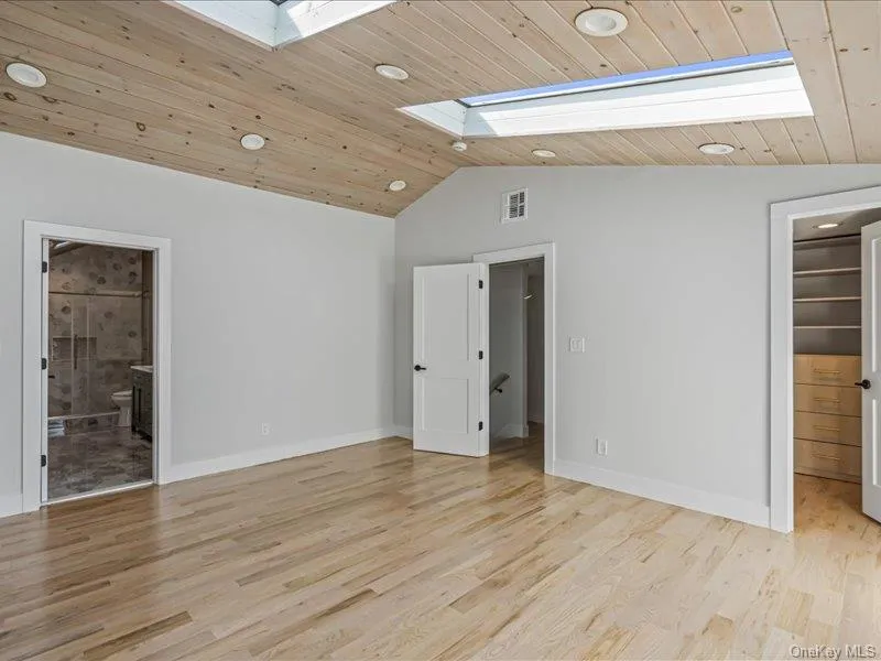 6 Slocum Avenue Port Washington, NY 11050