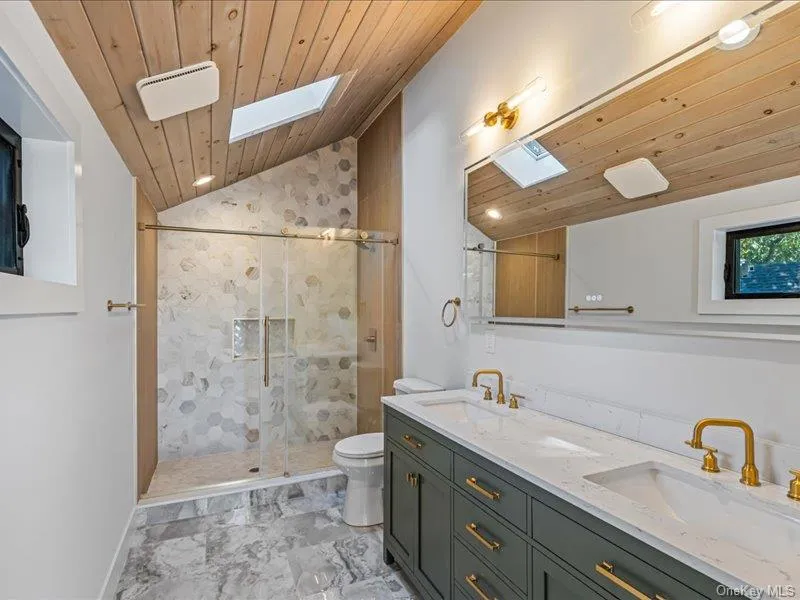 6 Slocum Avenue Port Washington, NY 11050