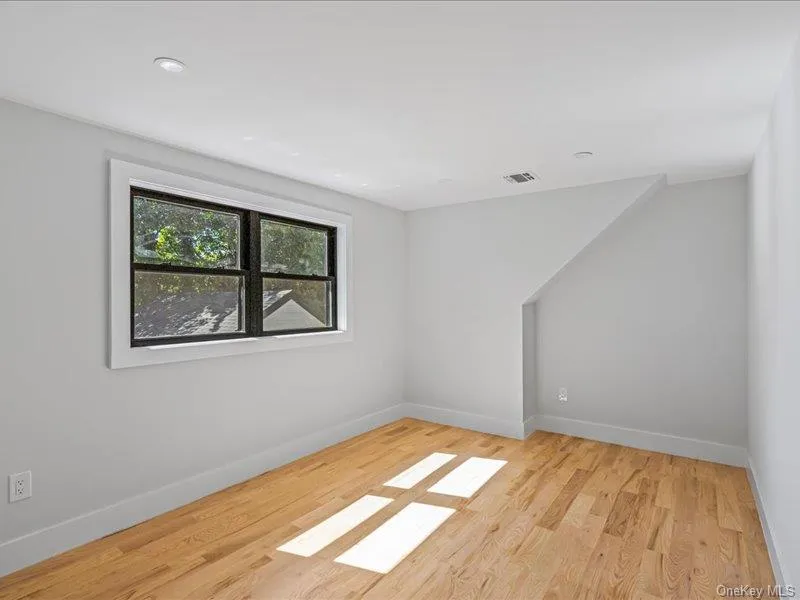 6 Slocum Avenue Port Washington, NY 11050