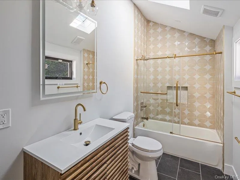 6 Slocum Avenue Port Washington, NY 11050