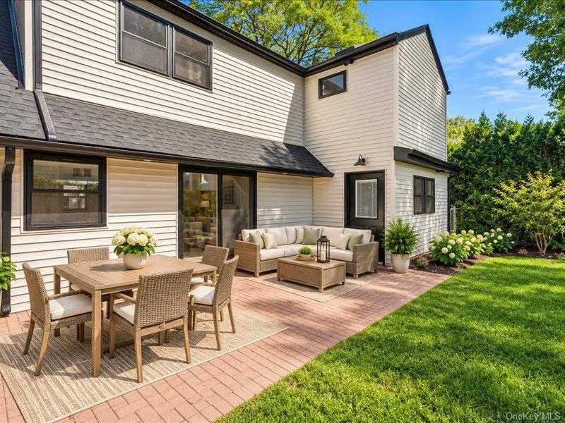 6 Slocum Avenue Port Washington, NY 11050