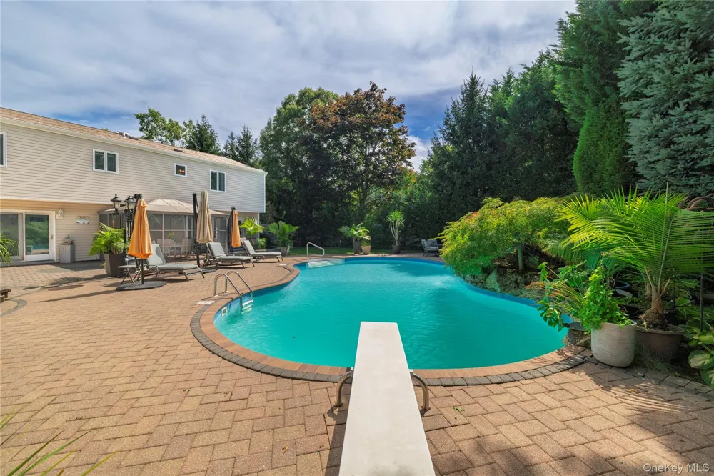 24 Sal Court Bohemia, NY 11716