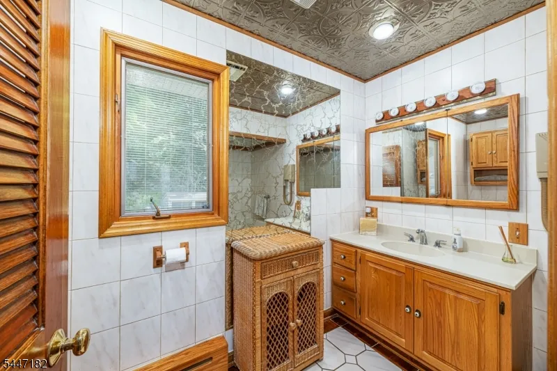 90 Emmans Rd Roxbury, NJ 07852