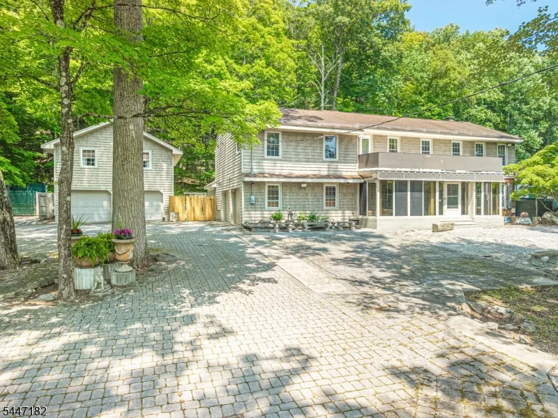90 Emmans Rd Roxbury, NJ 07852