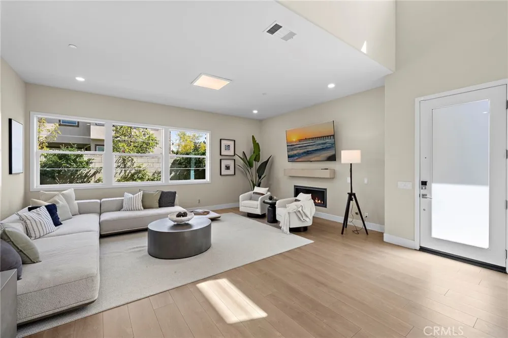 77 Pelican Irvine, CA 92618
