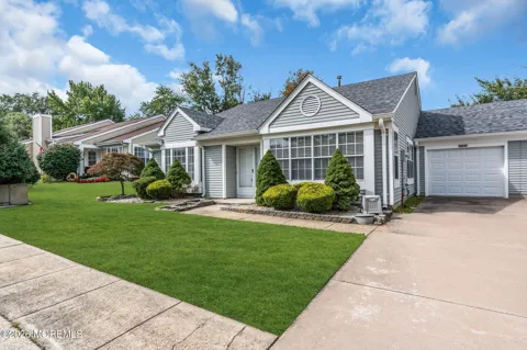 978 Thornbury Lane