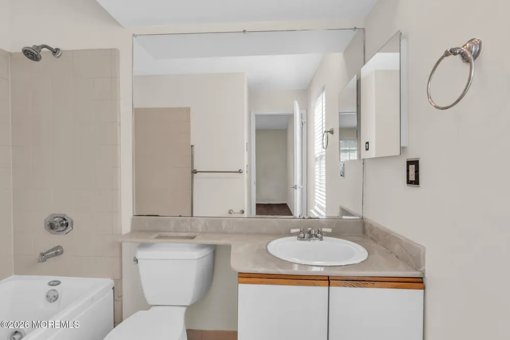 978 Thornbury Lane Manchester, NJ 08759