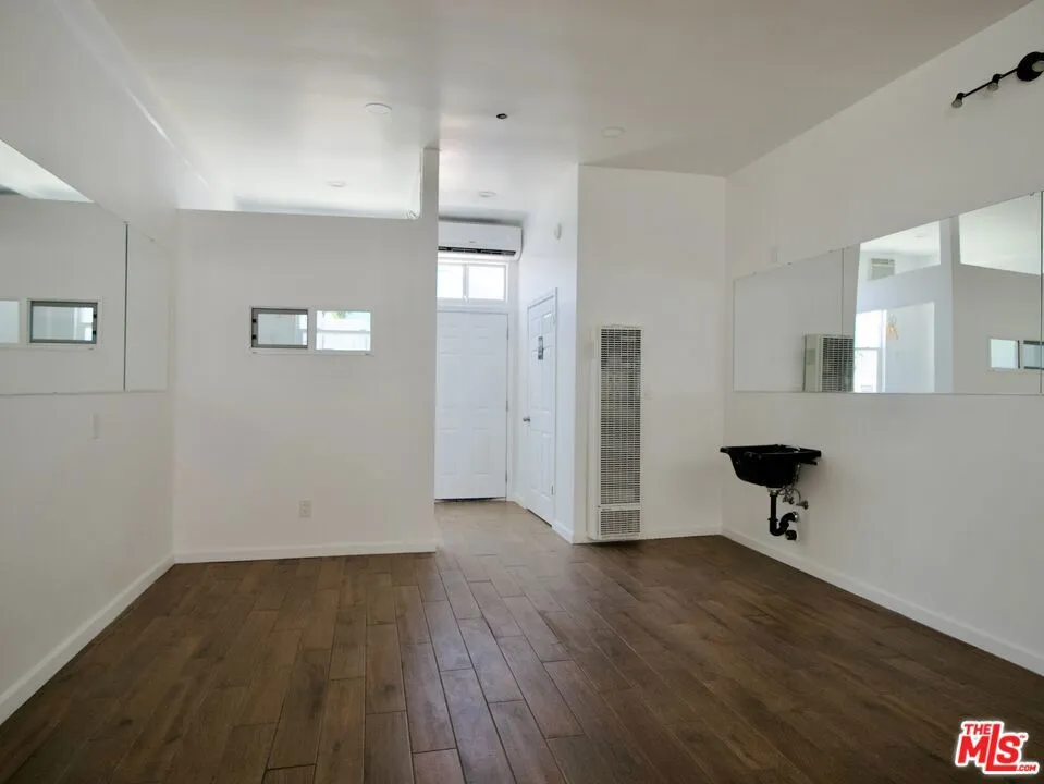 8005 S Van Ness Avenue Inglewood, CA 90305