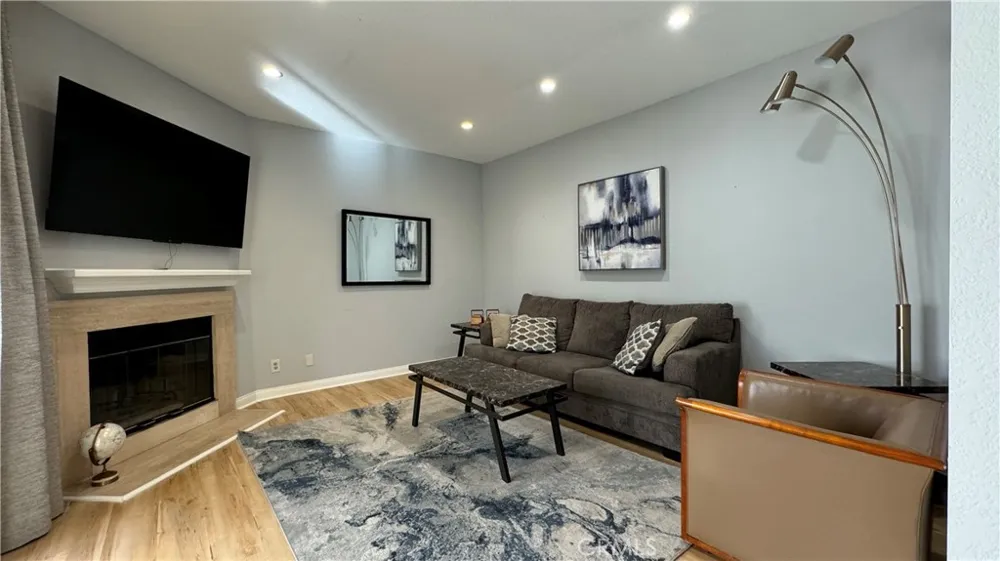 688 Indian Oak Lane #102 Oak Park, CA 91377