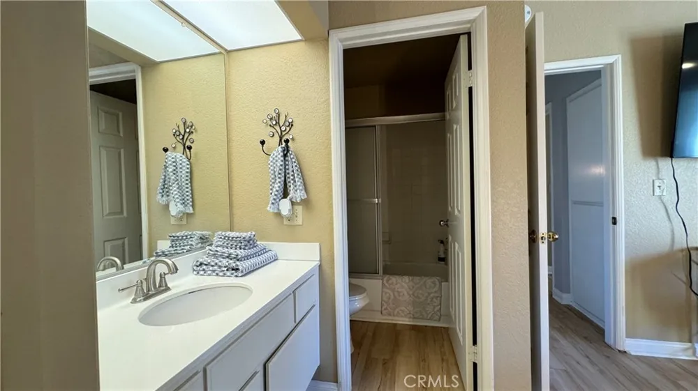 688 Indian Oak Lane #102 Oak Park, CA 91377