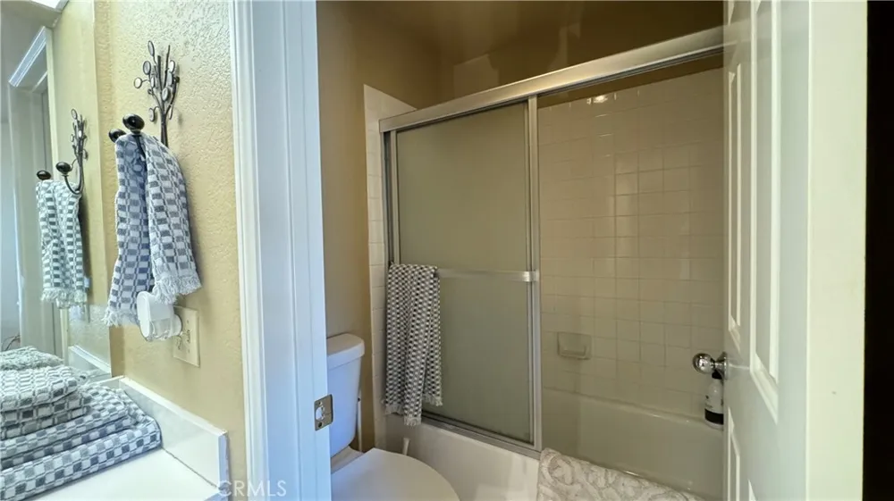 688 Indian Oak Lane #102 Oak Park, CA 91377
