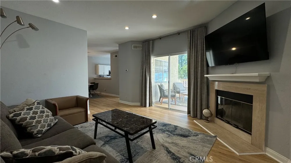 688 Indian Oak Lane #102 Oak Park, CA 91377