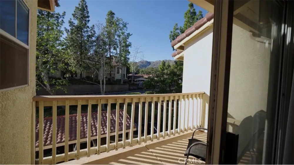 688 Indian Oak Lane #102 Oak Park, CA 91377