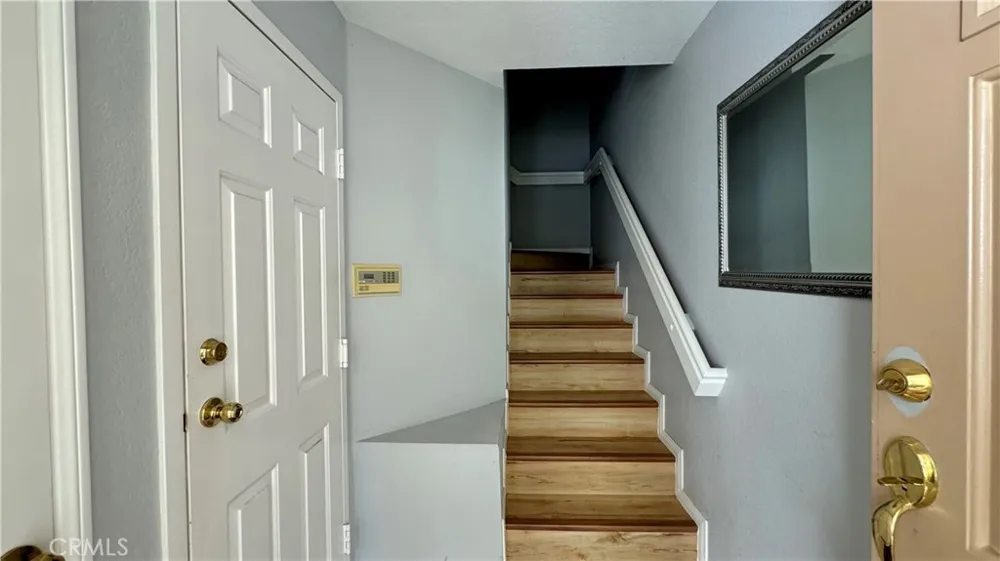 688 Indian Oak Lane #102 Oak Park, CA 91377