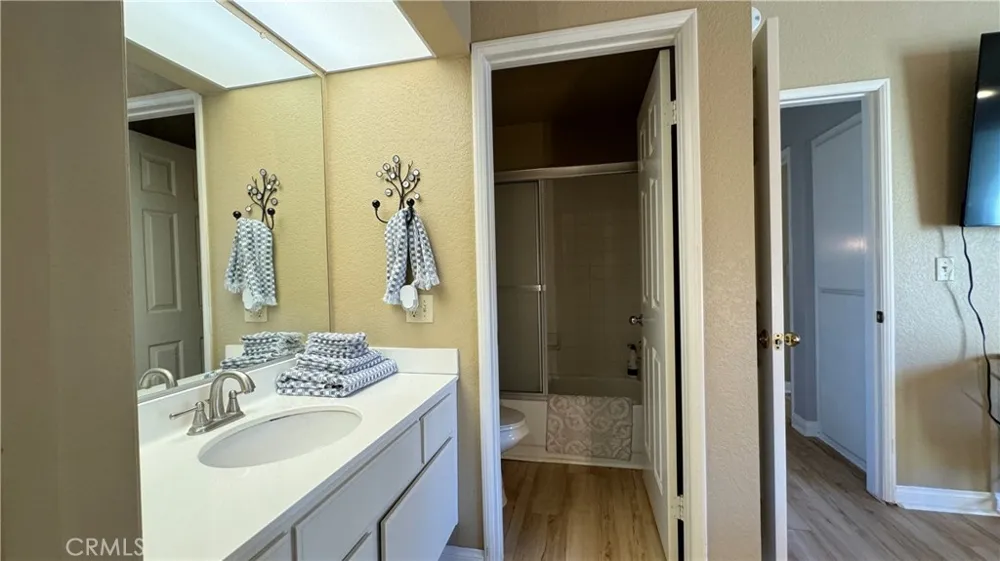 688 Indian Oak Lane #102 Oak Park, CA 91377