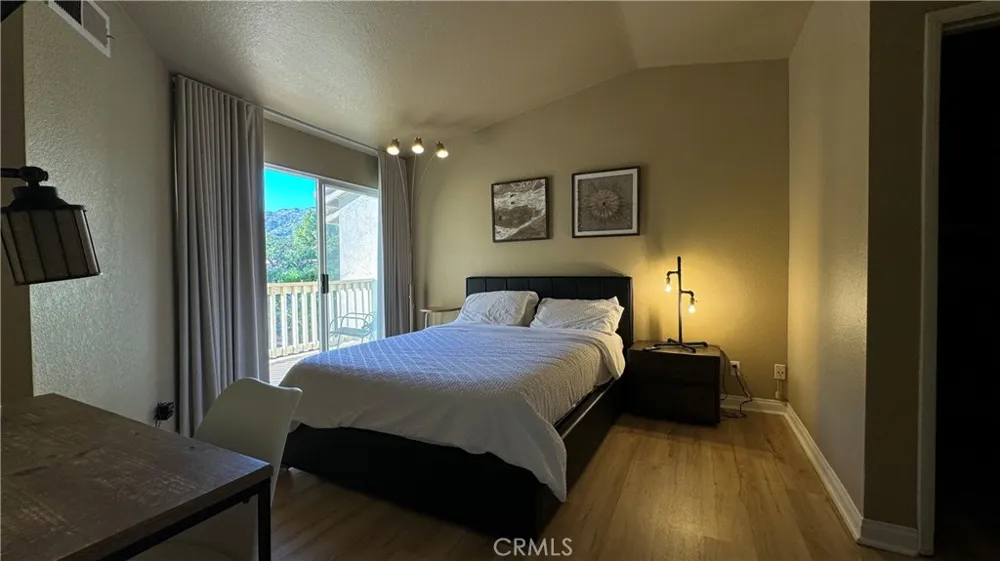 688 Indian Oak Lane #102 Oak Park, CA 91377