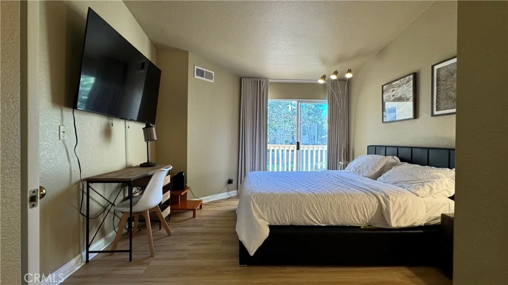 688 Indian Oak Lane #102 Oak Park, CA 91377