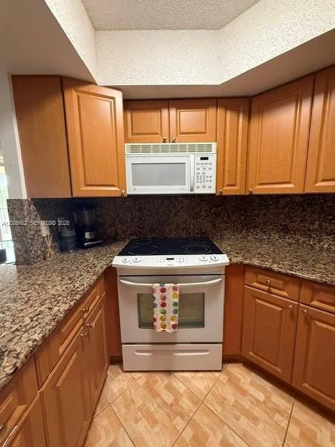 8363 Lake Dr #504 Doral, FL 33166