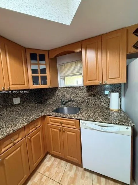 8363 Lake Dr #504 Doral, FL 33166