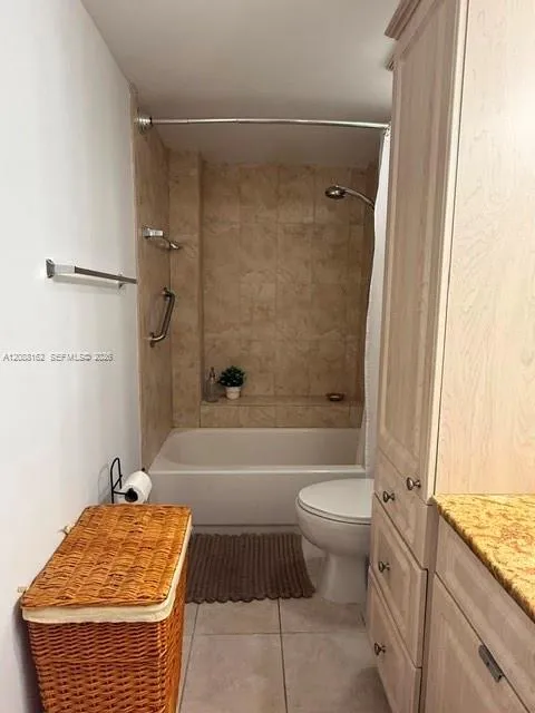 8363 Lake Dr #504 Doral, FL 33166