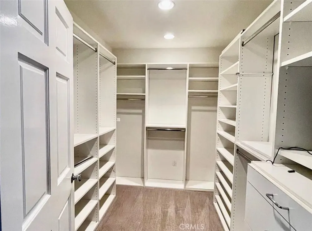 16972 Oak View Drive Encino, CA 91436