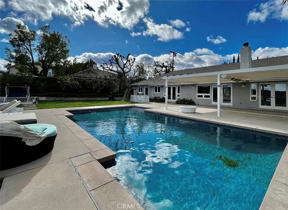 16972 Oak View Drive Encino, CA 91436