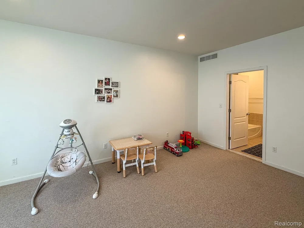 1038 Lorenzo Court Troy City, MI 48085