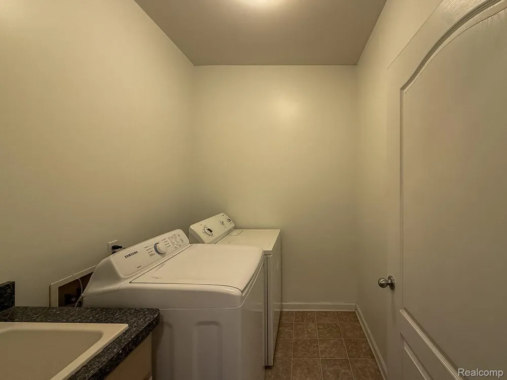 1038 Lorenzo Court Troy City, MI 48085