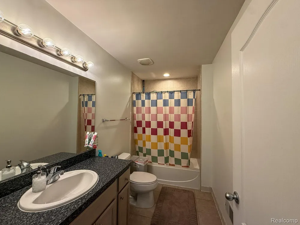 1038 Lorenzo Court Troy City, MI 48085