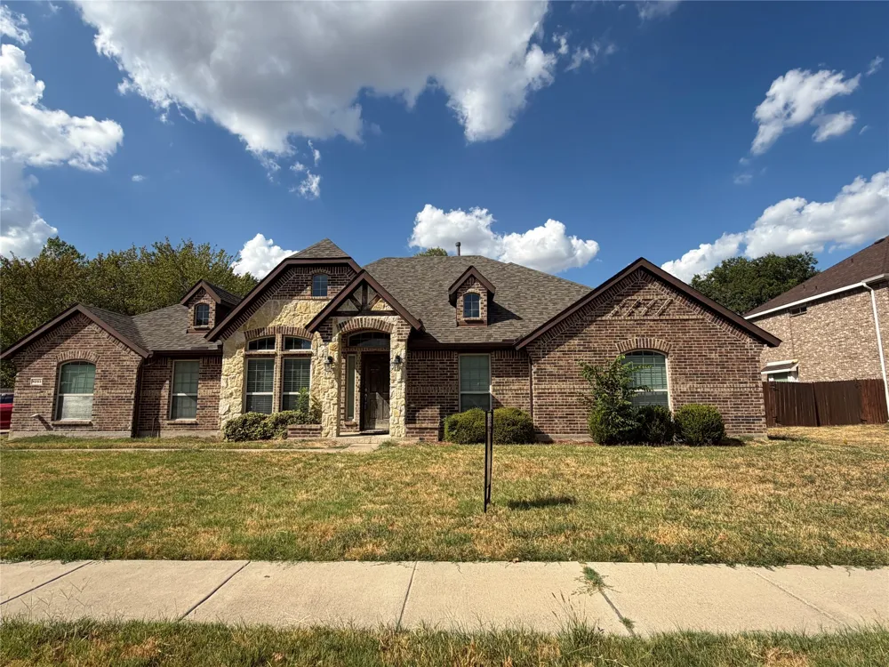 1253 Carriage Creek Drive DeSoto, TX 75115