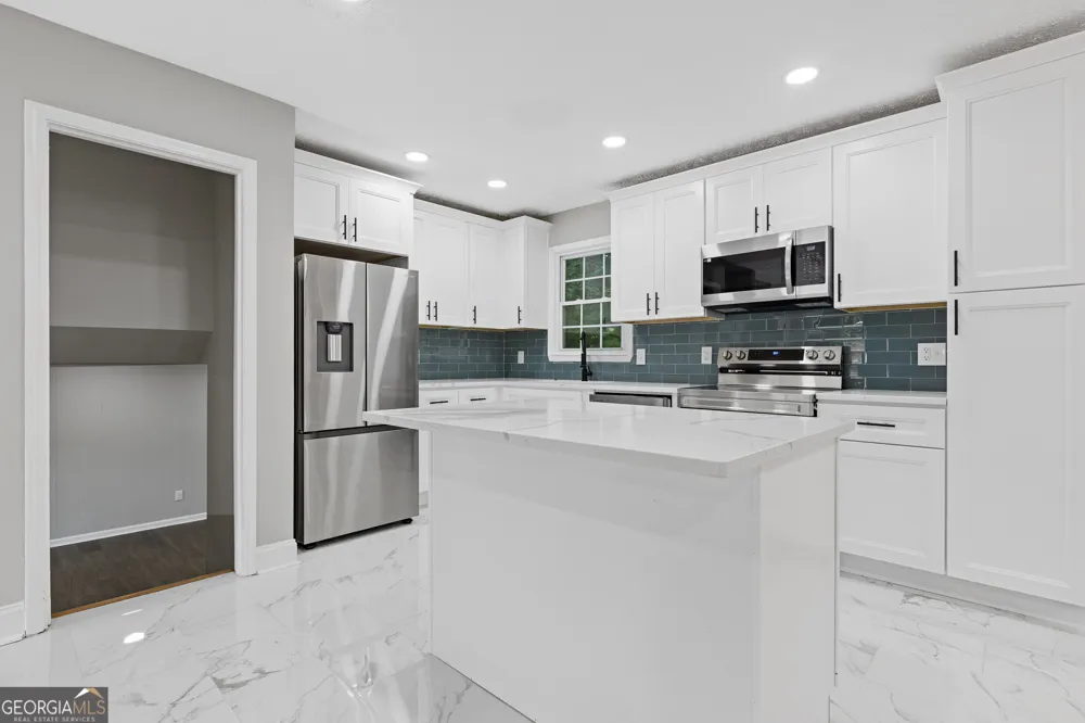 353 Old Rosser RD Stone Mountain, GA 30087