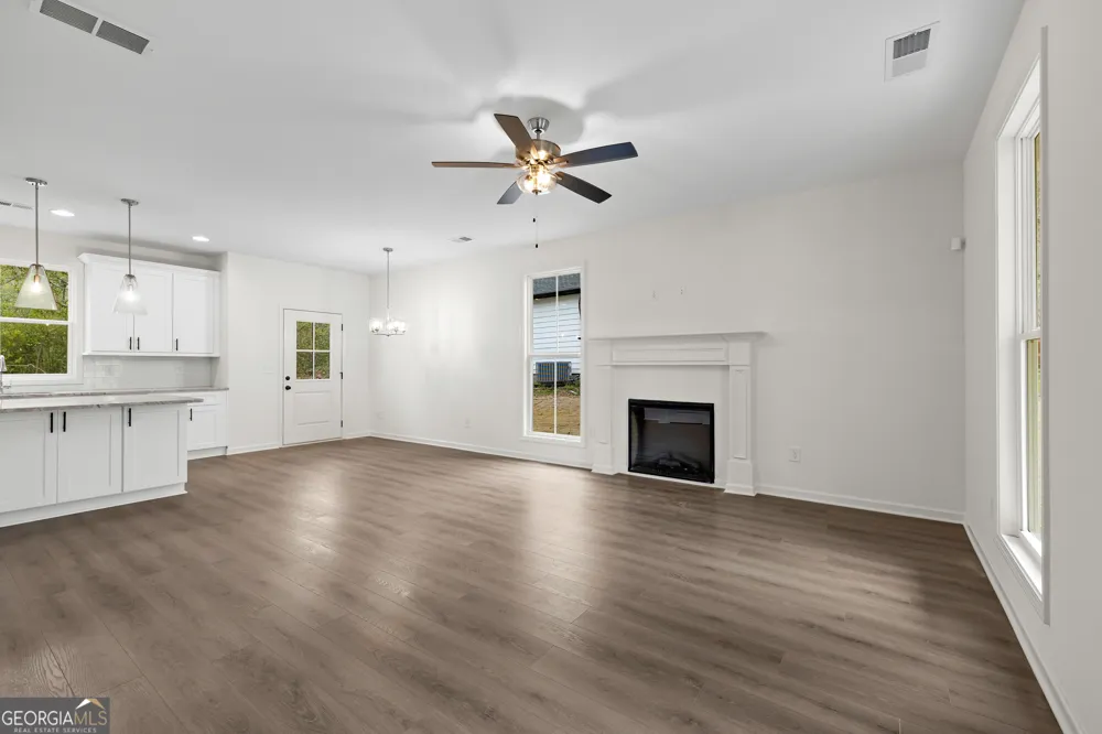 37 Ray ST Newnan, GA 30263