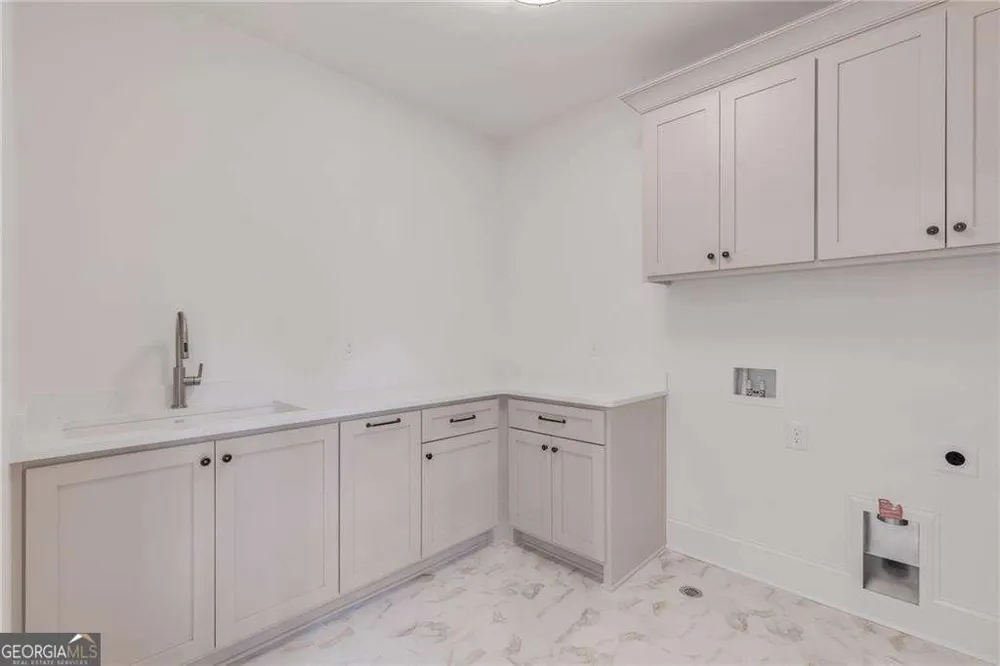 228 Thomas CIR Roswell, GA 30075