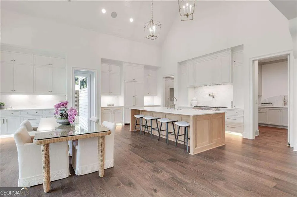 228 Thomas CIR Roswell, GA 30075