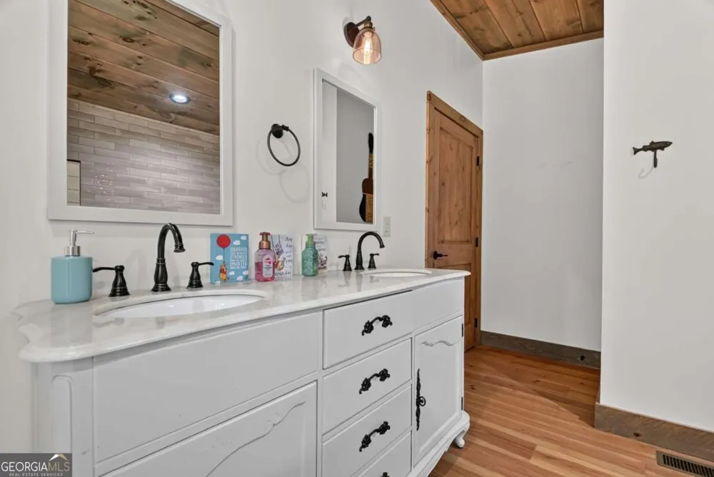 60 Hiles Hatch LN Blue Ridge, GA 30513