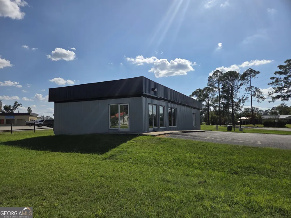 424 S Victory DR Lyons, GA 30436