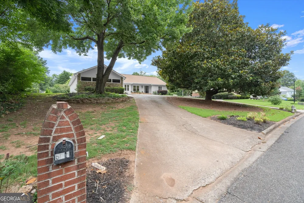 560 Saddle Creek CIR Roswell, GA 30076