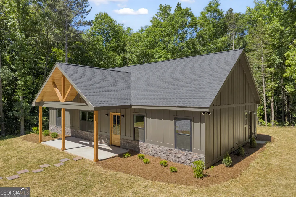 390 Champayne TRL Hartwell, GA 30643