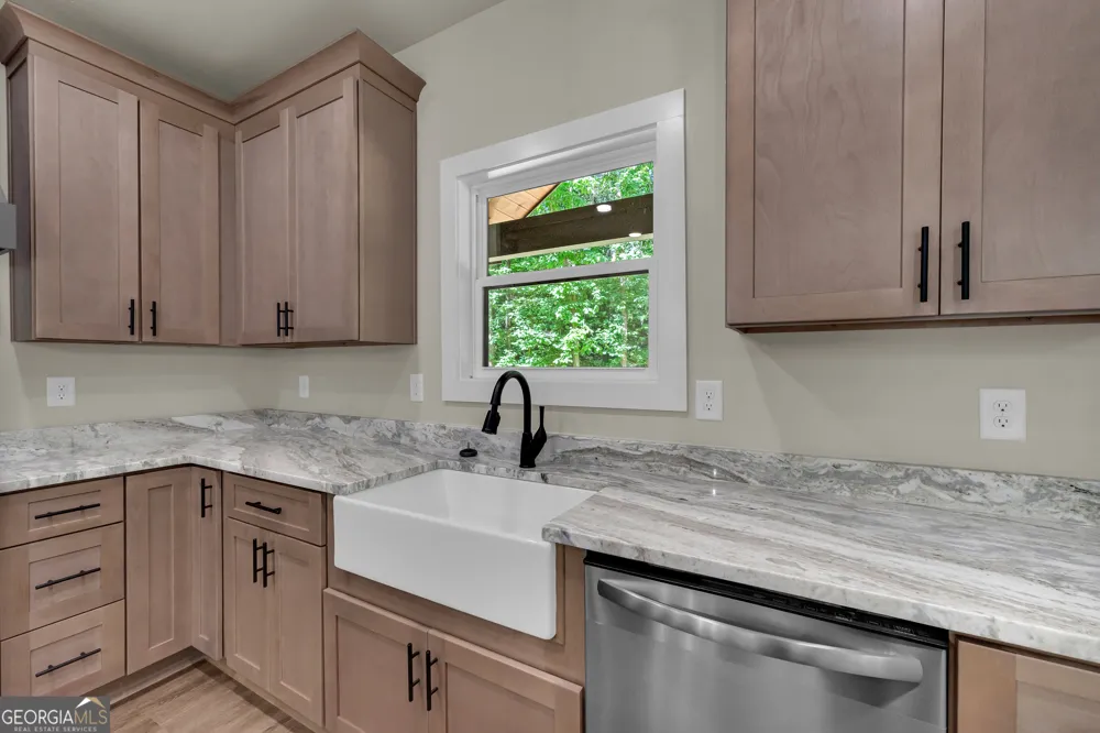 390 Champayne TRL Hartwell, GA 30643